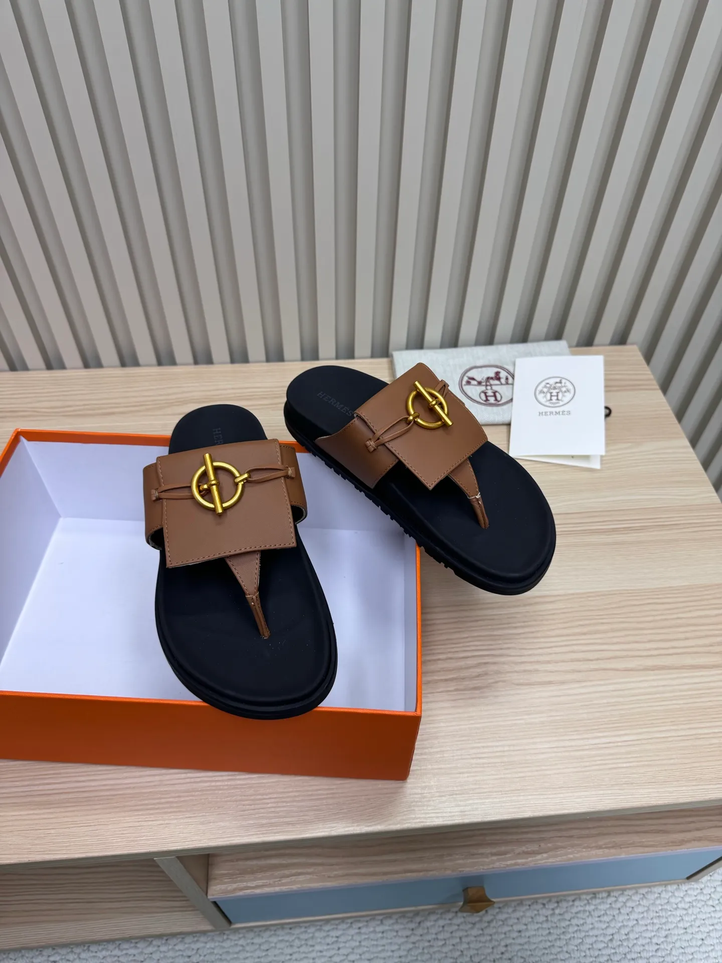 👟👟Ex-factory price 502👟👟Hermes🐎The extremely popular couple’s slippers/the latest hardware buckle sandals and slippers, paired with various colorful socks, so trendy!  ———————— Upper: imported cowhide/sheep leather/cloth/palmprint leather lining: imported cowhide/sheepskin outsole: Tpu non-slip and wear-resistant outsole Female size: 35-42 (40.41.42 non-returnable and non-exchangeable) Male code: 39-45 (45 non-returnable and non-exchangeable)